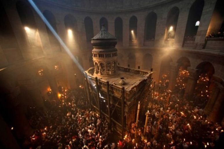 Minuni și mărturii - Lumina Sfântă a Învierii se pogoară la Mormântul Domnului din Ierusalim doar la Paștele Ortodox / Video