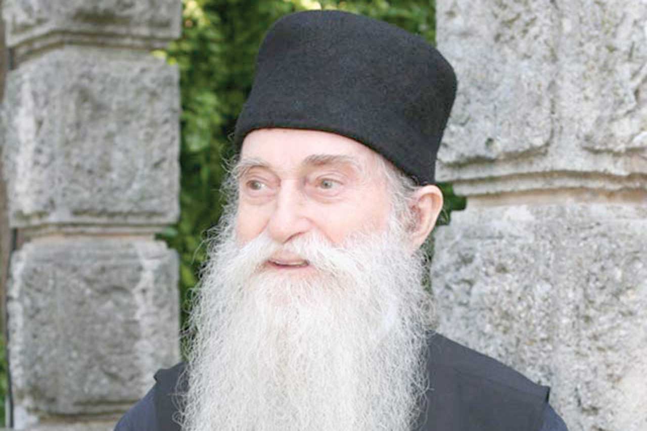 Pr. Arsenie Papacioc: Să căutați să fiți pomeniți la Sfintele Liturghii!