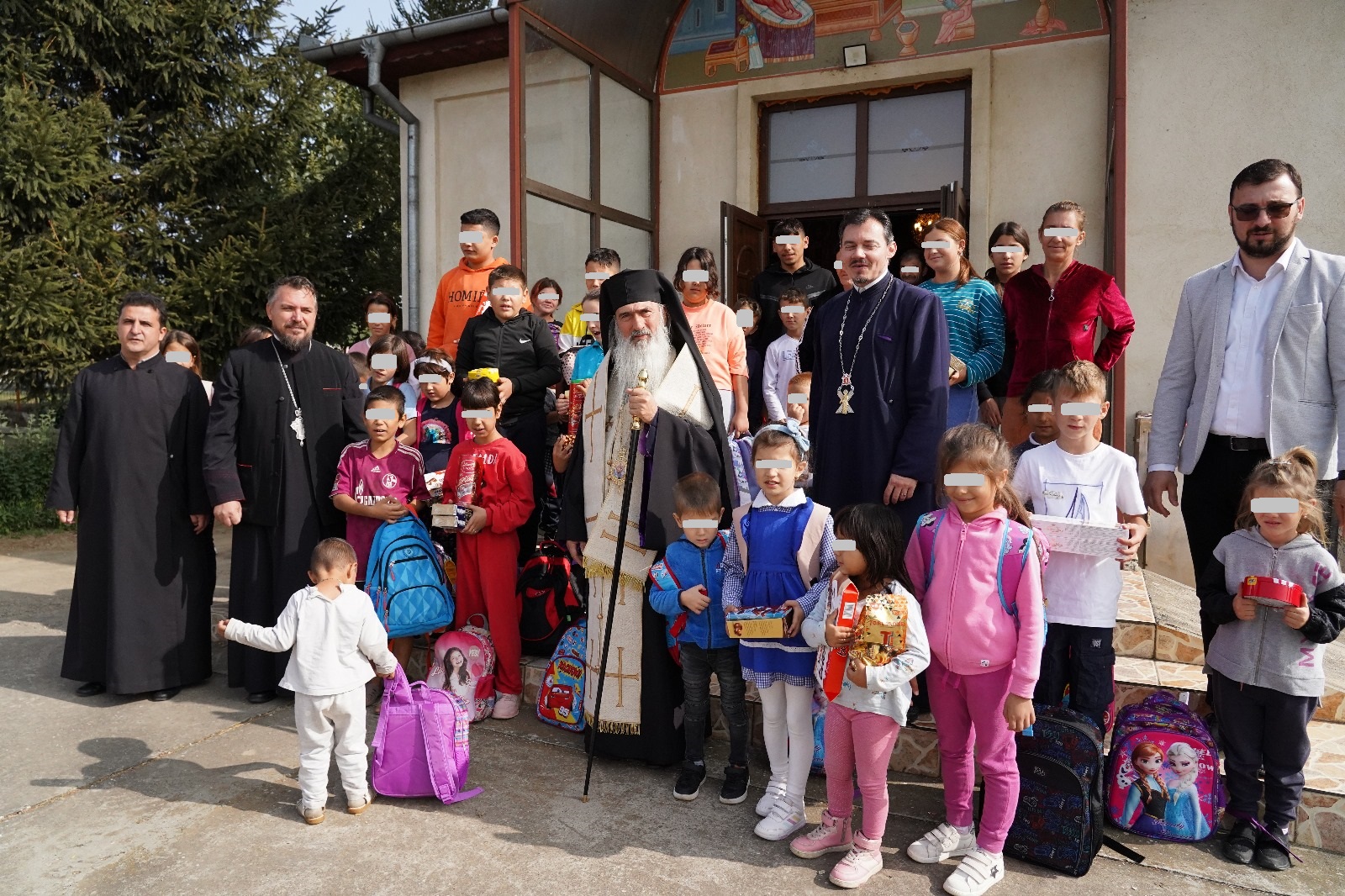Biserica ajută, din nou! IPS Teodosie a dăruit ghiozdane copiilor defavorizați din mediul rural - Foto