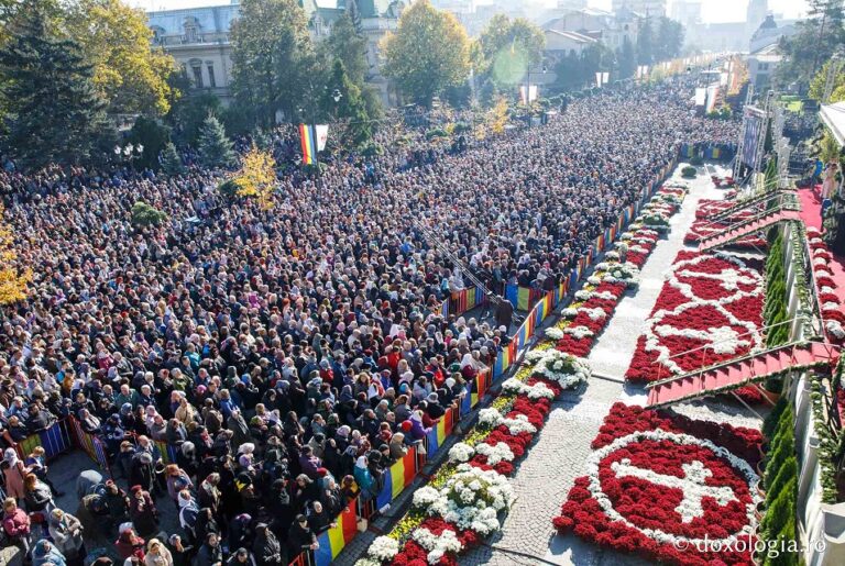 Sute de mii de oameni, așteptați la pelerinajul Sfintei Parascheva de la Iași - Program