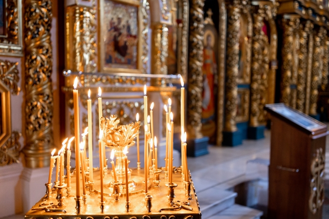 Asta e prostia imensă a celor care cred că atrag astfel în Biserică tinerii, lumea! Biserica nu e loc de distracții lumești! Nu e sală de teatru, sală de spectacole sau de sport!