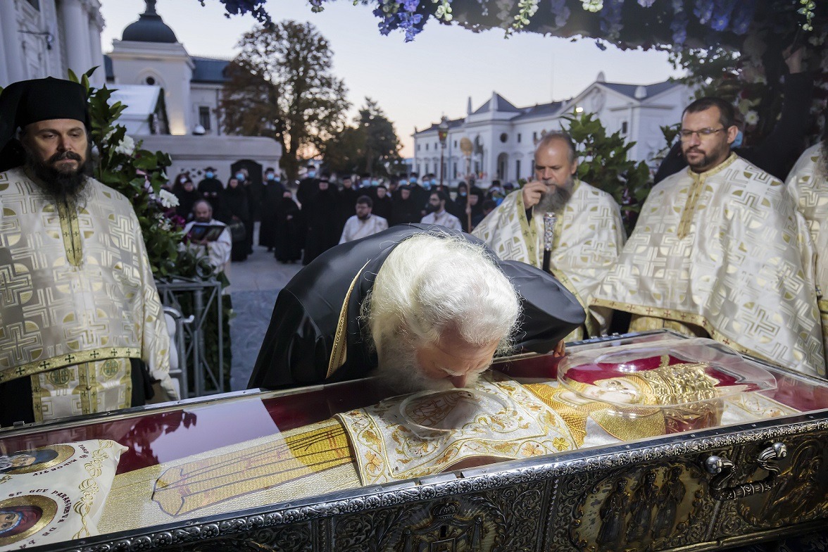 Răspuns la lozinca ereticilor că ''a te închina la moaște nu e biblică''