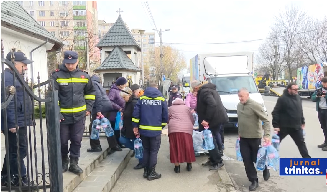 VIDEO: BOR a sărit în ajutorul oamenilor din Prahova și Dâmbovița, care au rămas fără apă potabilă: 17.250 de litri de apă plată îmbuteliată donată de Patriarhia Română