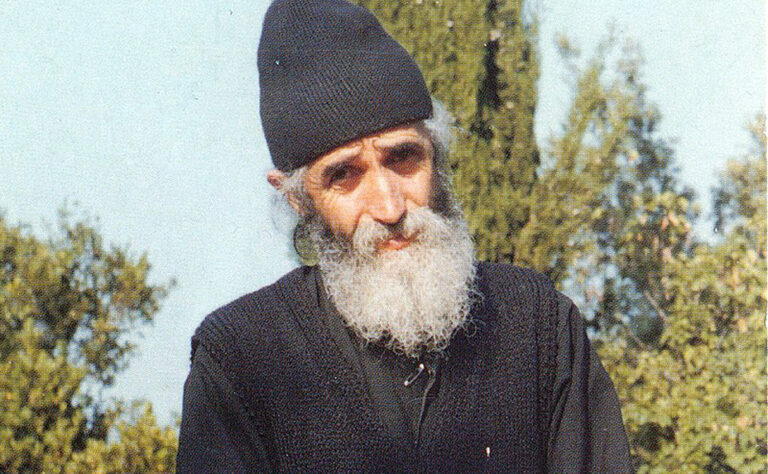 Părinte, de ce trebuie să-I cerem lui Dumnezeu să ne ajute, când El ne cunoaște nevoile? Răspunsul Sf. Părinte Paisie Aghioritul