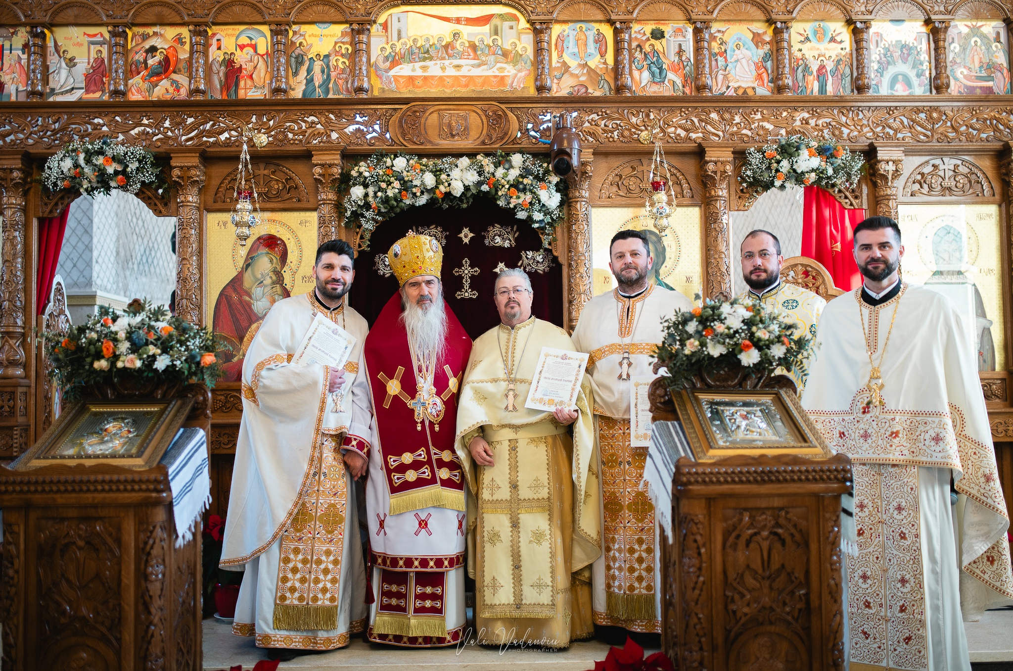 FOTO / VIDEO Momente înălțătoare: IPS Teodosie sfințește catapeteasma Bisericii Sf. Antonie cel Mare din Constanța. Mesajul părintelui paroh Radu Herțeg