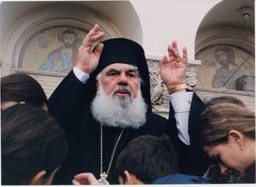 Când te găsești în fundul prăpastiei să nu disperi, iar dacă ai ajuns în vârful muntelui să nu amețești - IPS Bartolomeu Anania