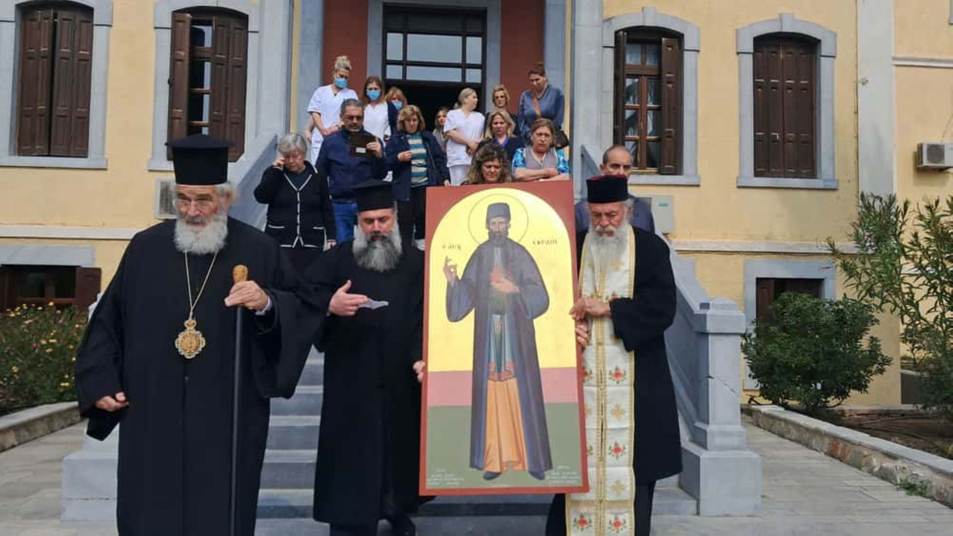 Video - Icoană care izvorăște mir într-un spital! Credincioșii au venit să vadă ce se întâmplă cu icoana Sfântului Efrem cel Nou din Kalymnos, Grecia