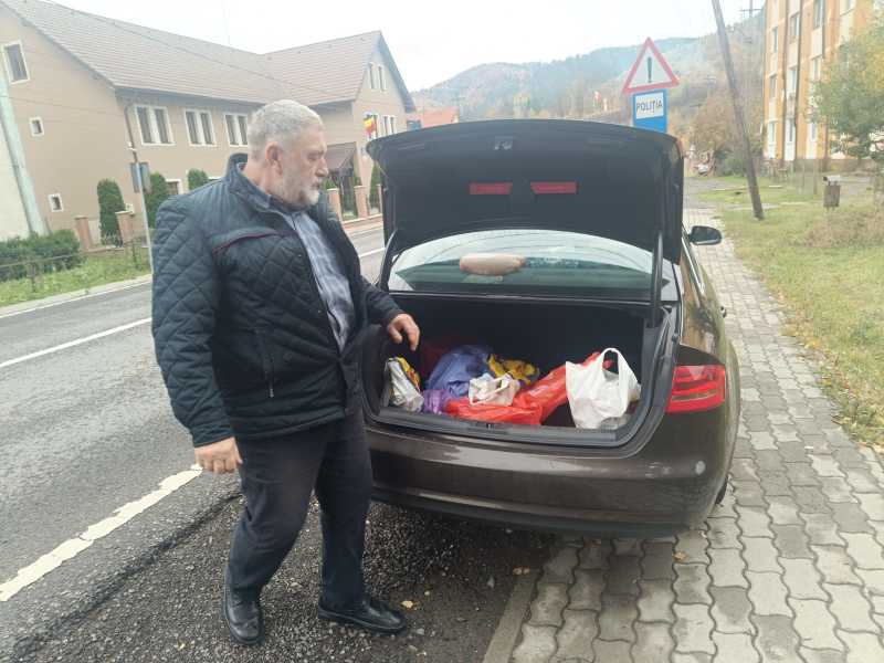 Preotul ortodox Vasile Sorin Burian din Lunca Bradului (Mureș) hrăneşte şi îmbracă sute de elevi şi bătrâni de peste 20 de ani